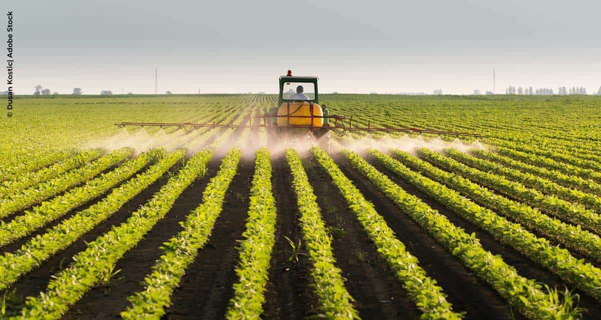 Foto: Trator jogando fertilizante em plantações/Google