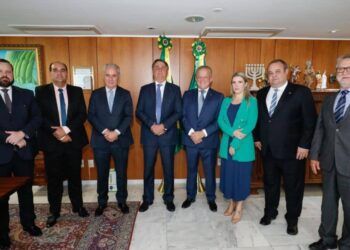 Presidente Bolsonaro ao lado de autoridades da ExpoZebu