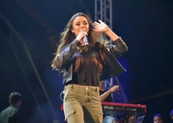 Cantora Isadora Pompeo