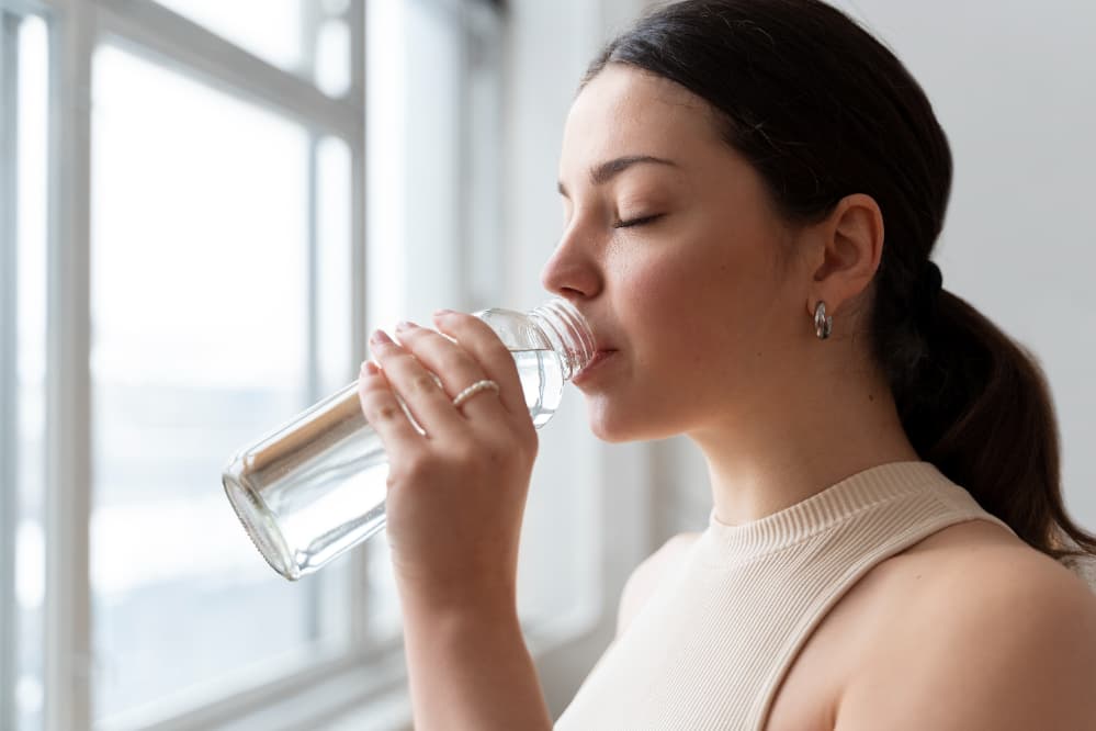 Mulher bebendo água