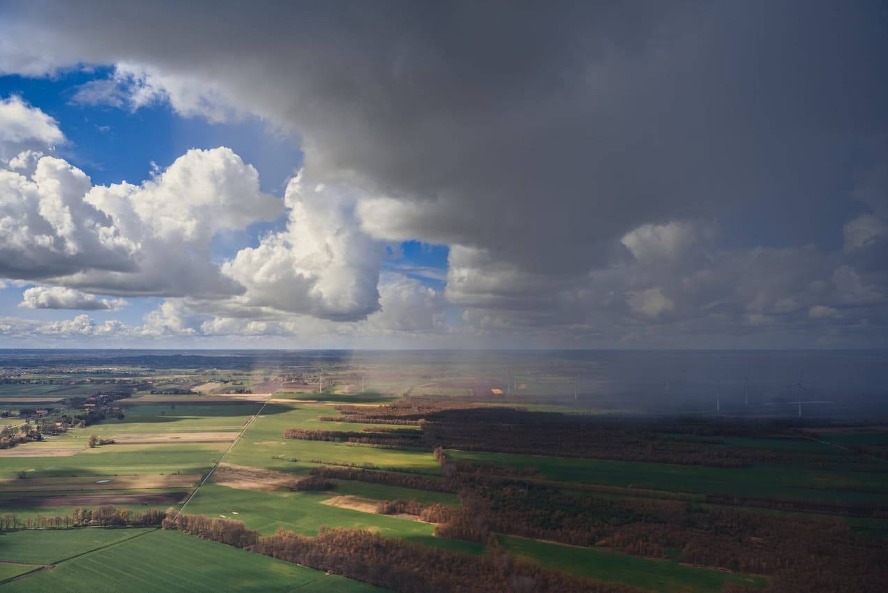 Chuva cai sobre plantação