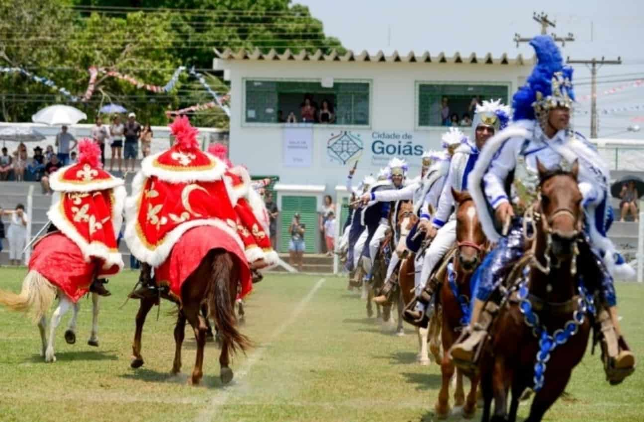 Cavalhadas é tradição cultural em Goiás que retrata a batalha entre mouros e cristãos