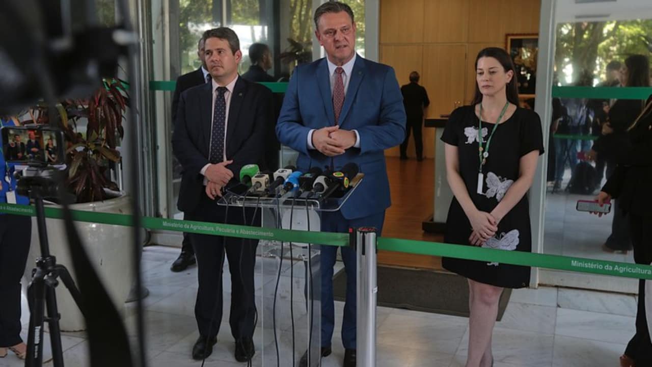 Ministro Carlos Fávaro e equipe do Mapa esclarecem sobre a situação da Influenza Aviária na América do Sul.