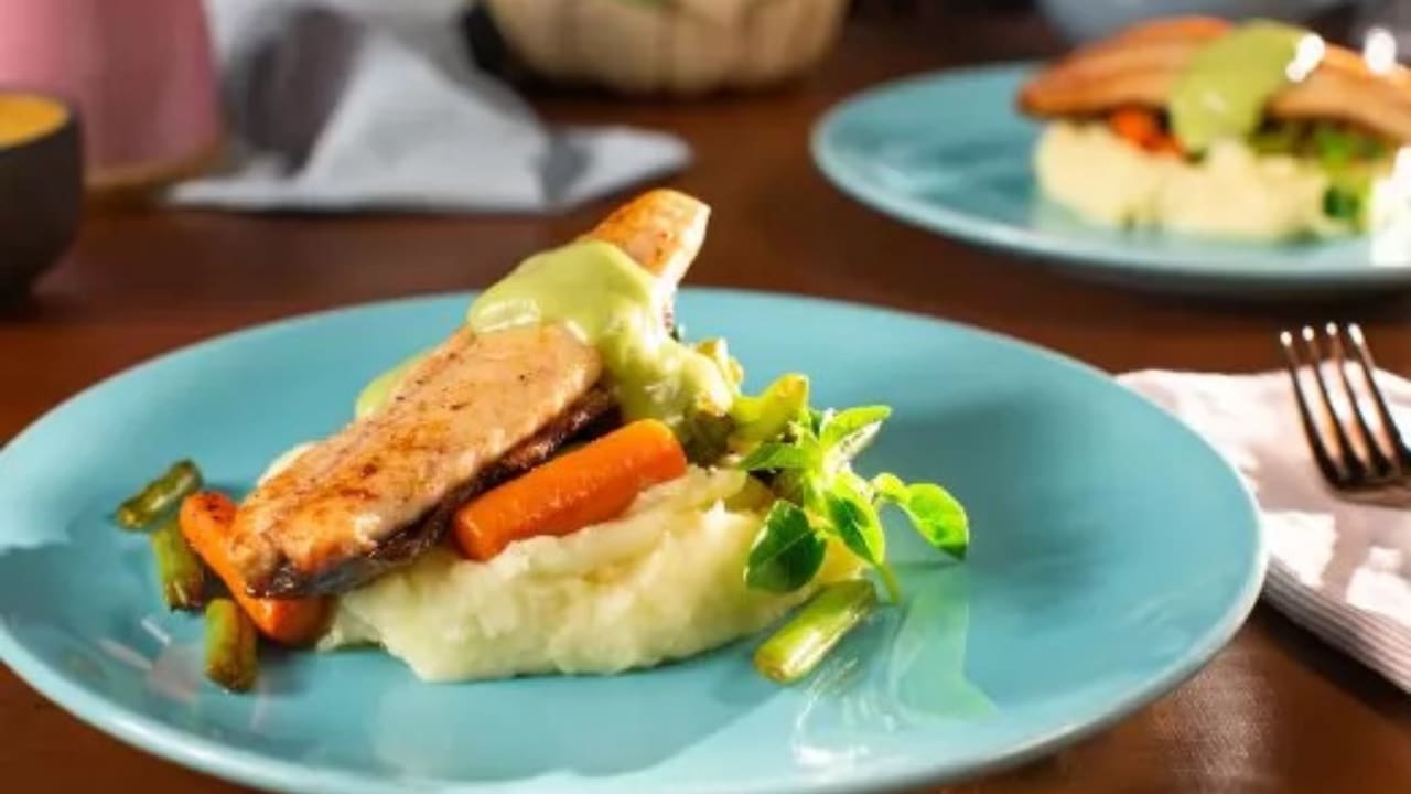 Tambaqui com creme de manjericão vai bem no almoço e jantar.