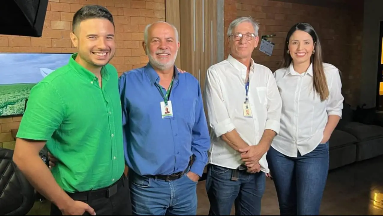 Convidados do podcast Robson Morais e Jean Louis Martins, engenheiros agrônomos da Emater Goiás ao centro da foto; apresentadores Pedro Maia e Janaina Honorato nas extremidades.