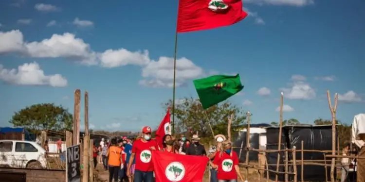 CPI do MST é protocolada na Câmara para investigar as invasões de terra no Brasil.