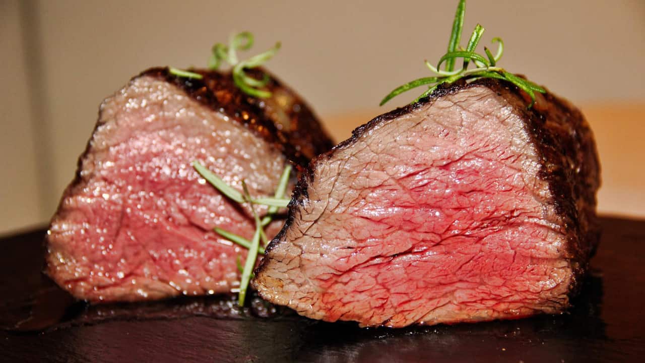 A mioglobina do músculo bovino é responsável pela cor avermelhada da carne.