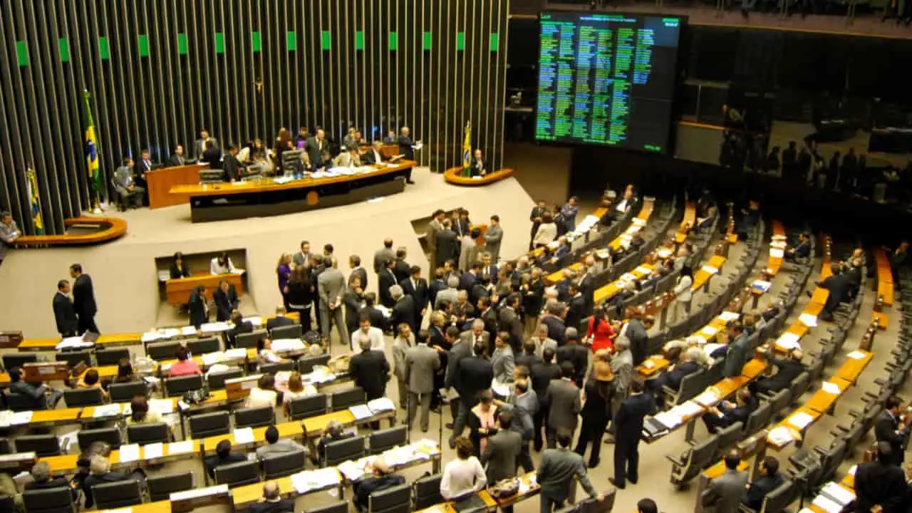 CPI do MST é protocolada na Câmara para investigar as invasões de terra no Brasil 2 Bancada do agronegócio se une e CPI consegue assinaturas de mais de 170 parlamentares.
