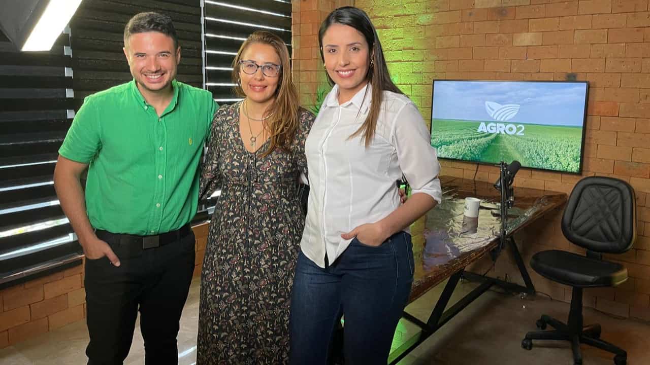 Convidada do podcast Mara Lima, gerente gerente de Educação Formal do Senar Goiás ao centro da foto; apresentadores Pedro Maia e Janaina Honorato nas extremidades. 