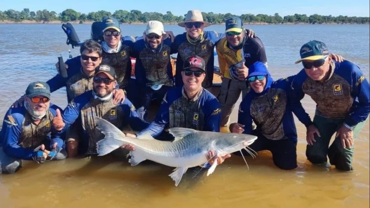 Pescadores se aventuram pelas águas do Rio Araguaia para encontrar espécies de peixes nativas.