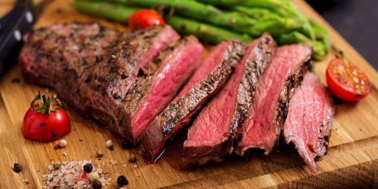Você sabia que a carne bovina do churrasco "berrando" não é sangue?