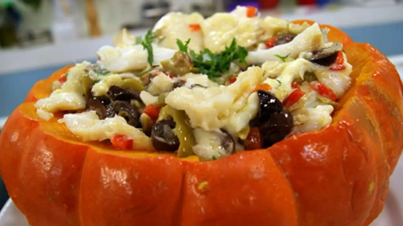 Aprenda passo a passo da receita de bacalhau na abóbora moranga. 