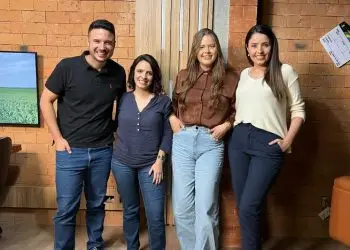 Convidadas Carolina Berteli e Thays Magalhães ao centro da foto; apresentadores Pedro Maia e Janaina Honorato nas extremidades.