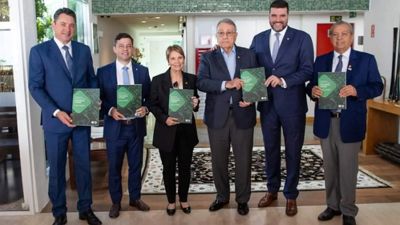 CNA entrega propostas do produtor rural a parlamentares. 