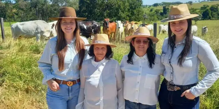 As Mães do Agro: avó impulsiona pecuária de corte ao lado da filha e das netas 1 D. Gersina ensina o trabalho da pecuária de corte para a filha D. Gleicivani, que passa para as netas Thays e Thaynara.