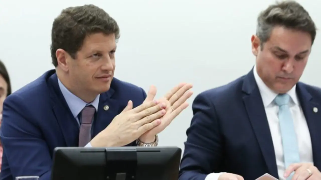 Ricardo Salles (PL-SP) relator da CPI do MST à esquerda; ao lado presidente da CPI, Tenente-Coronel Zucco (Republicanos-RS). 