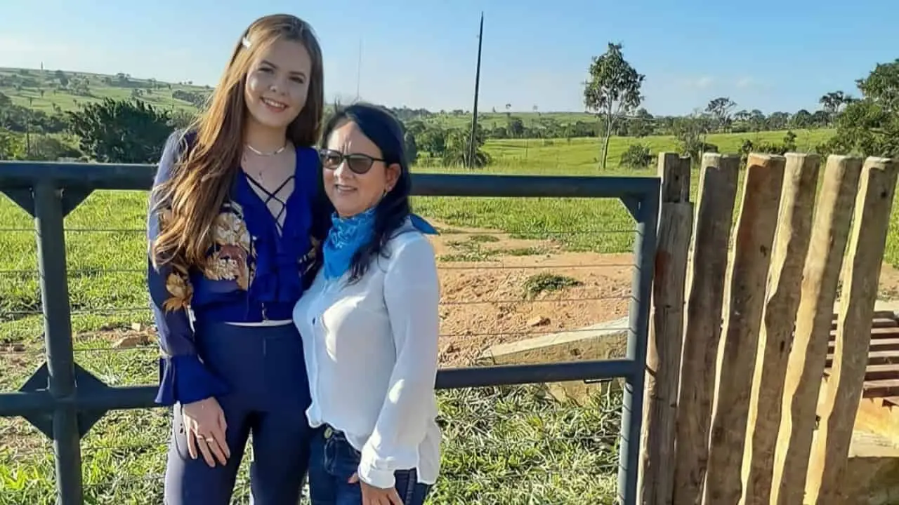 As Mães do Agro: avó impulsiona pecuária de corte ao lado da filha e das netas 3 Thays e a irmã mais nova, junto com a mãe D. Gleicivani trabalham na gestão da fazenda da família.