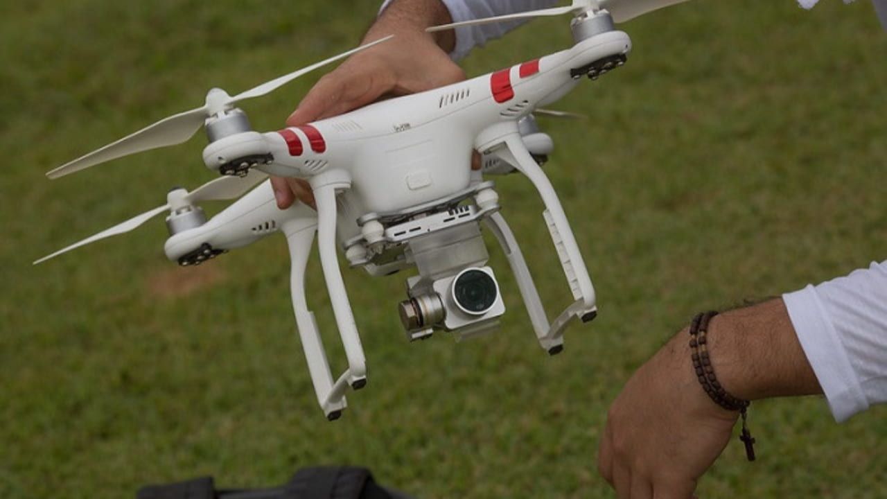 Drones podem acompanhar o crescimento da lavoura ou contar rebanho. 