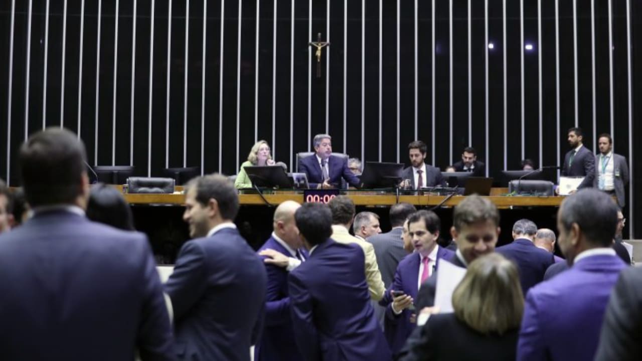 Presidente da Câmara dos Deputados, Arthur Lira (PP-AL), adiou votação do PL a pedido de relator. 
