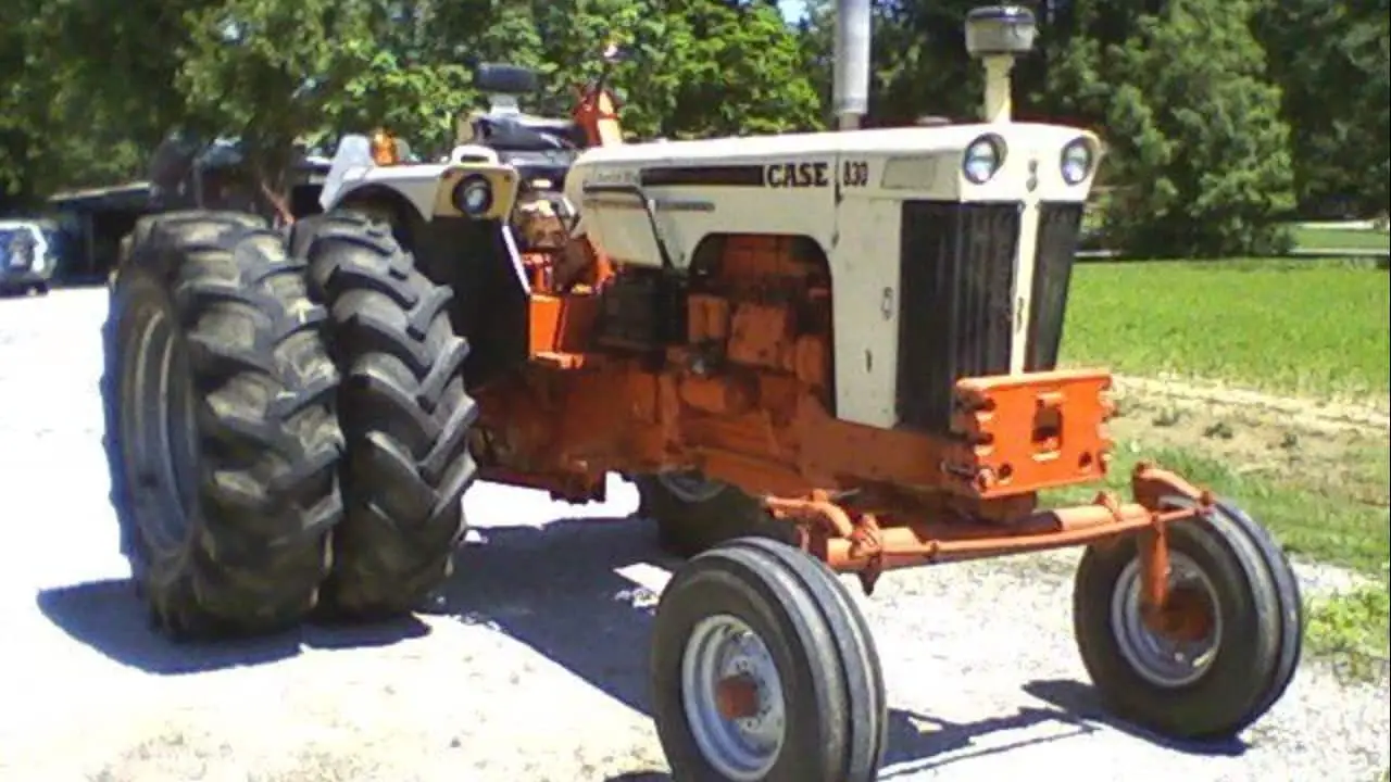 Trator modelo 830 a diesel da Case, de 1960. 