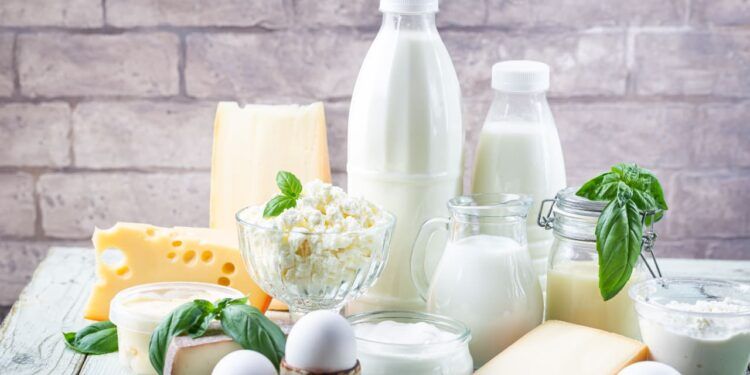 Menor oferta de produtos lácteos dentro do Brasil provoca aumento nas importações.