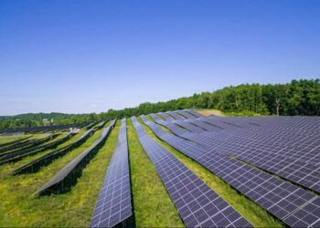 Sistema fotovoltaico usa luz solar para gerar energia elétrica.
