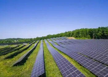 Sistema fotovoltaico usa luz solar para gerar energia elétrica.