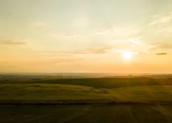 Temperatura do país ficou 1,04°C acima da média histórica no mês.