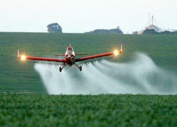 Texto busca proibir pulverização agrícola de defensivos por aviões e drones.