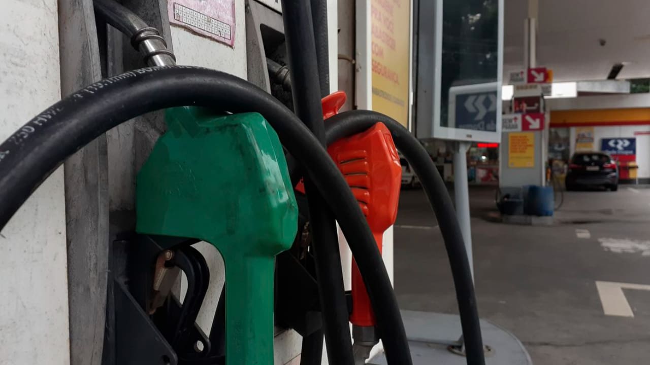 Gasolina caiu R$ 0,12 por litro. 