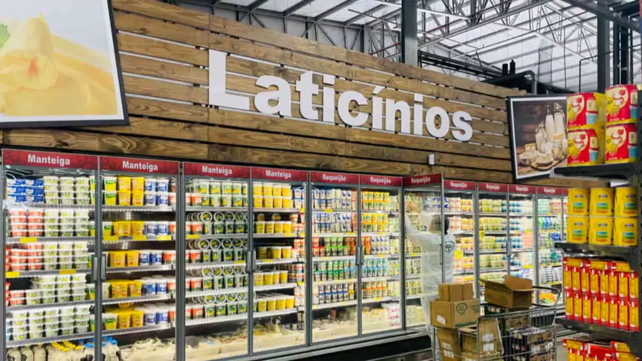 Com maior oferta de leite, importações de lácteos caem 22% em setembro 2 Queda geral dos preços ao longo da cadeia produtiva brasileira também impactou.