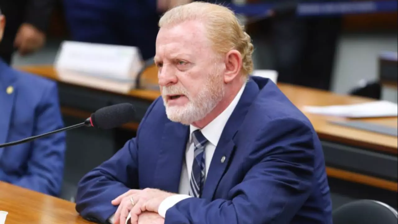 Deputado Vermelho acolheu total ou parcialmente 369 emendas.