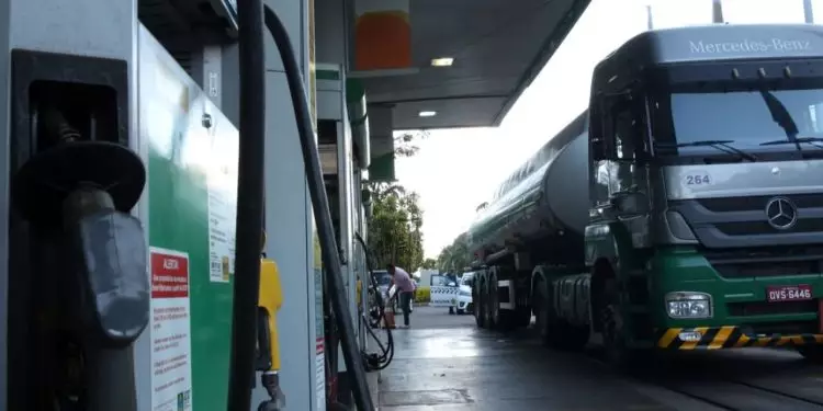 Petrobras anuncia redução de R$ 0,30 no preço do litro de diesel 1 Petrobras reduzirá em R$ 0,30 por litro o seu preço médio de venda de diesel.