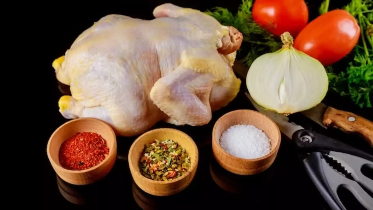 Ingredientes são simples e em conta, além de aproveitar miúdos do frango. 