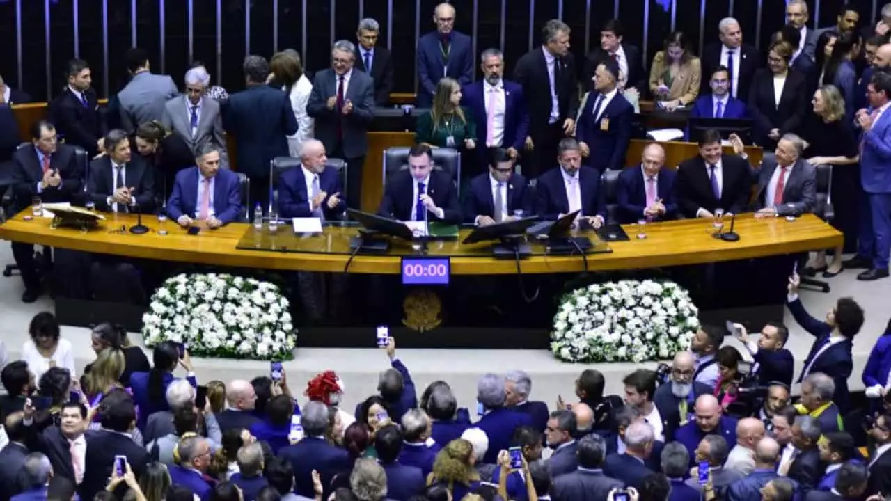 Texto da reforma prevê um período de transição de 50 anos. 