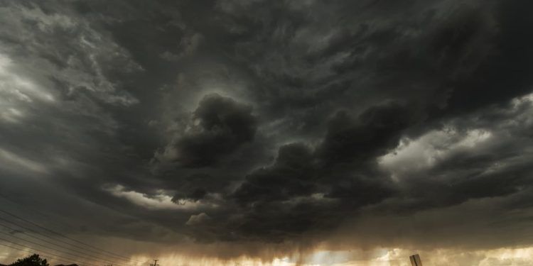 Inmet emite novo alerta para tempestades nesta segunda (22); confira os estados