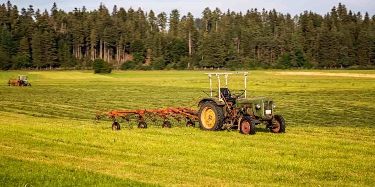 Vendas de máquinas agrícolas caem 29,1% em novembro de 2023; diz estudo