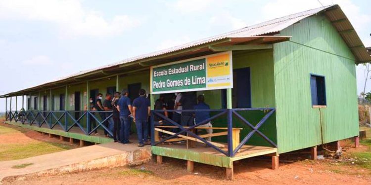 Pedagogia da alternância intercala atividade teórica em sala de aula e prática na propriedade rural.