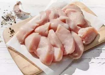 China extingue sobretaxa para carne de frango brasileira; entenda a medida