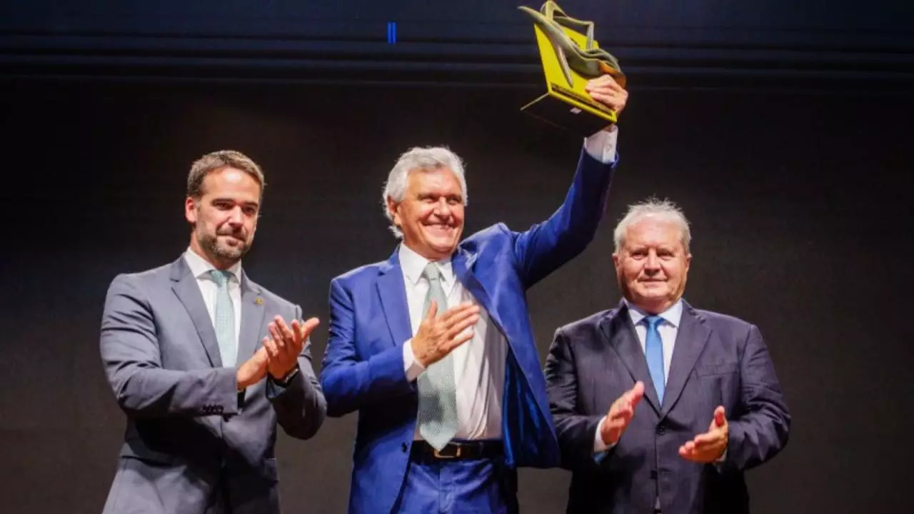 Ronaldo Caiado, governador de Goiás, é premiado como personalidade do Agro Nacional. 