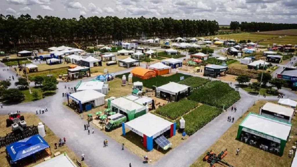 Feira abre exposições de máquinas, insumos para produção vegetal e animal e serviços.