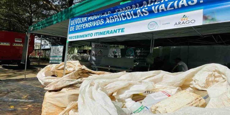 Ação da Agrodefesa busca recolher embalagens vazias de agrotóxicos, em Goiás