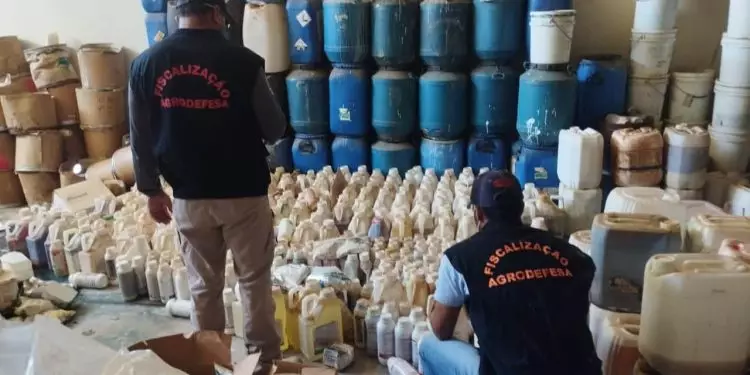 Laboratório reutilizava e embalava agrotóxicos vencidos.