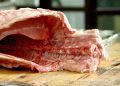Dez indústrias de carne do RS sofrem com enchentes; há risco de desabastecimento
