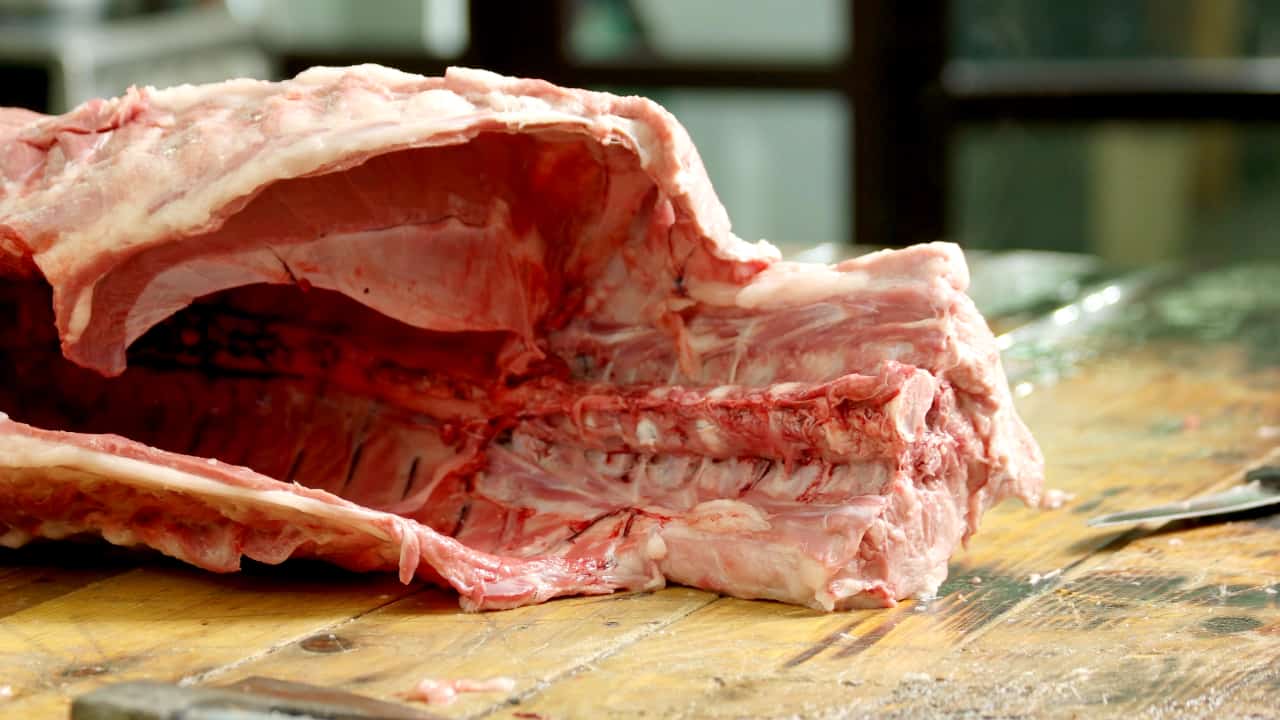 Dez indústrias de carne do RS sofrem com enchentes; há risco de desabastecimento