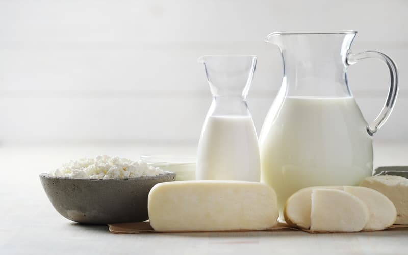 Preço do leite pago ao produtor aumenta 5,1% em abril, segundo Cepea