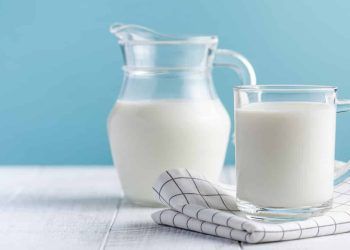 Preço do leite pago ao produtor aumenta 5,1% em abril, segundo Cepea