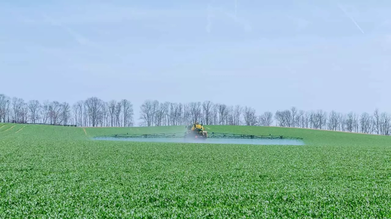 Agricultores avisam da aplicação de defensivos agrícolas e apicultores protegem os apiários. 
