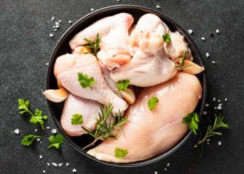 Produção e exportação de carne de frango dever crescer cerca de 2% em 2024