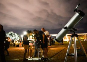 Cometa que passará perto da Terra poderá ser visto no Brasil; veja como